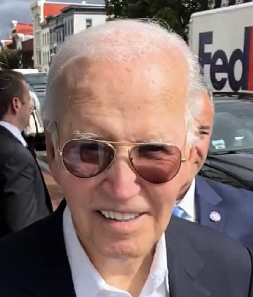 saymayse's tweet photo. From this week:

Joe chilling in his shades while Dump looks like a pile of dung. https://t.co/f6muCb75oR