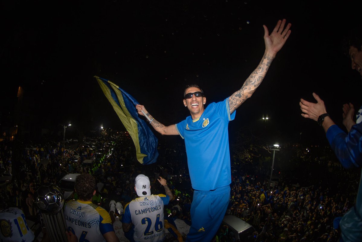 RosarioCentral's tweet photo. Central de fiesta, Rosario de fiesta 💛💙 https://t.co/kSVcJ6gPYf