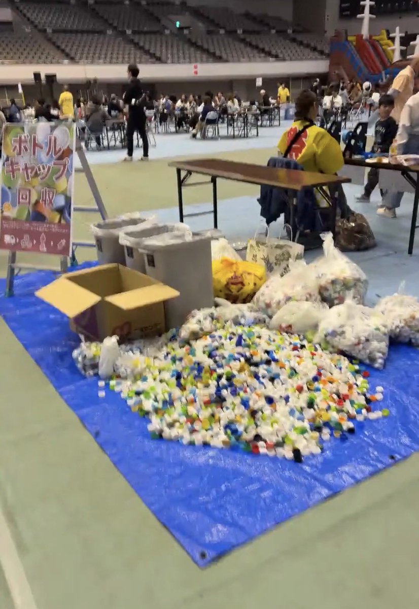 s_toku3's tweet photo. 【38,700個のペットボトルキャップが集まりました✨】

9/27の「KOMEI ACTION FES」で実施したペットボトルキャップの回収。呼びかけ期間が短かったにもかかわらず、多くの皆さんにご協力いただきました。

中には遠方からキャップを持って参加してくださった方も。本当にありがたいことです🥺

北海道公明党「未来をひらくプロジェクト」の一環として、集まったキャップは開発途上国のワクチン支援へ。

皆さんのご協力に、心から感謝します🙏

#ペットボトルキャップ回収 #ひらくプロジェクト