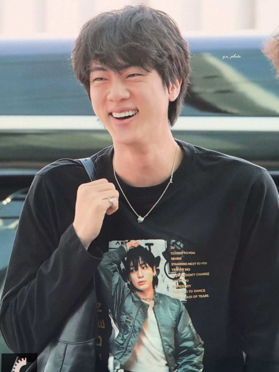 yo_photo_'s tweet photo. 2026.9.30 ICN🛫 (pre)

👕🤣🤣🤣

#BTSJIN #방탄소년단진 
#김석진 #석진 #진 #JIN #ジン @BTS_twt https://t.co/GfDRecbyvn