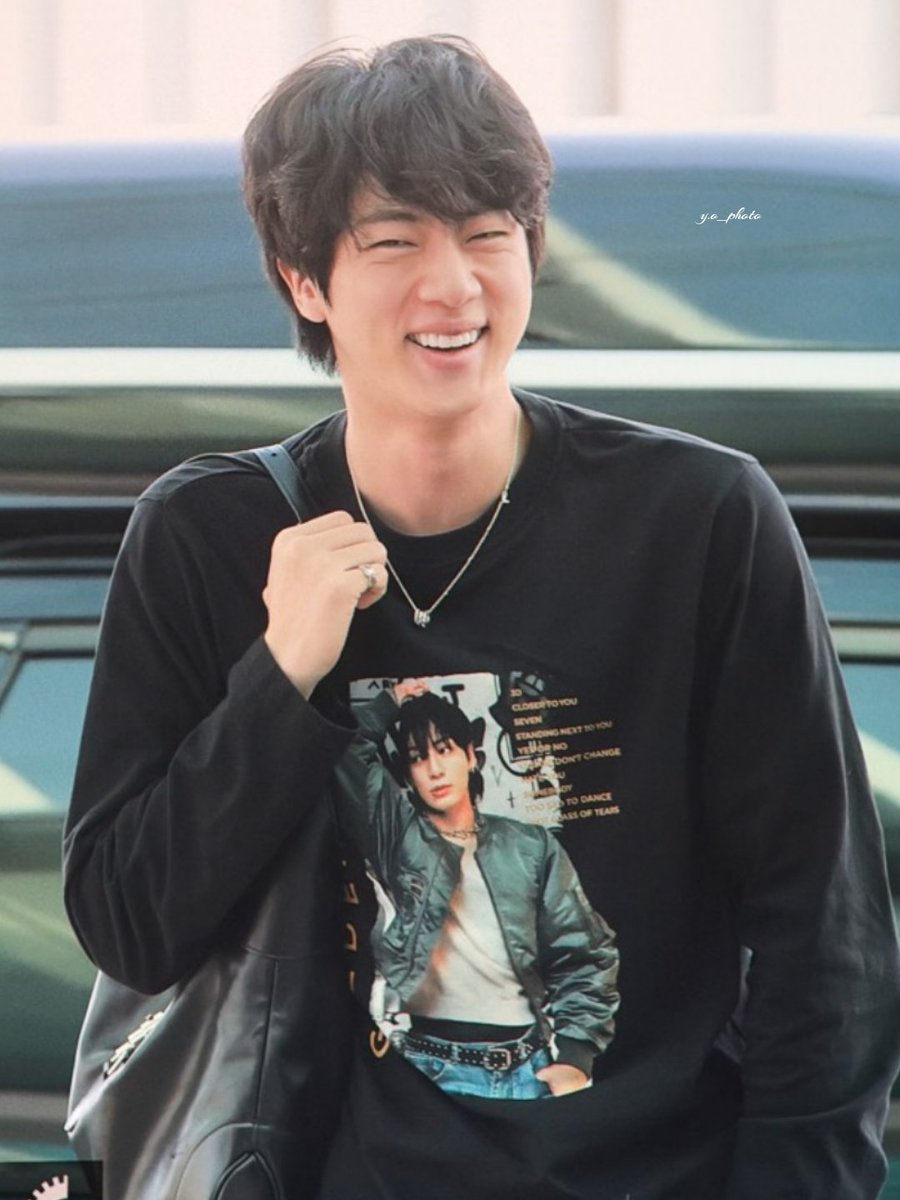 yo_photo_'s tweet photo. 2026.9.30 ICN🛫 (pre)

👕🤣🤣🤣

#BTSJIN #방탄소년단진 
#김석진 #석진 #진 #JIN #ジン @BTS_twt https://t.co/GfDRecbyvn