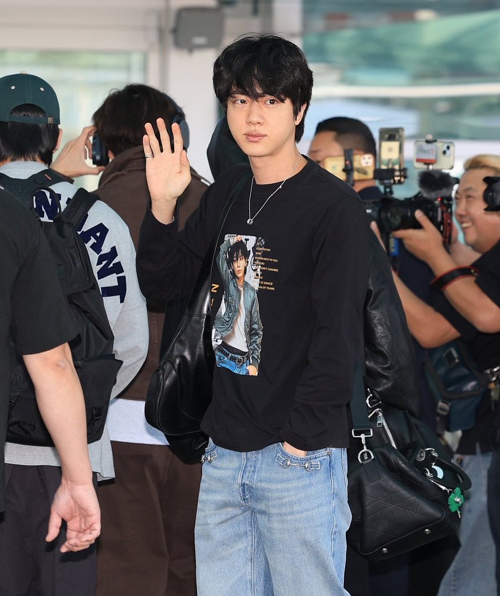 jinniesarchives's tweet photo. JIN’S WEARING JUNGKOOK https://t.co/HfiVDVRdGl