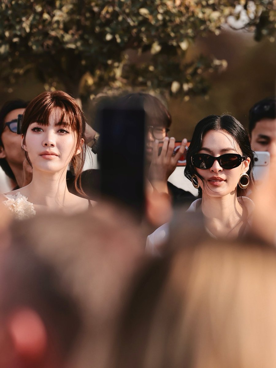 15Kchrn's tweet photo. ชอบมู้ดของช่างภาพที่ปารีสถ่ายหลิงออมมาก

IG : benjaminkwanphoto

LINGORM BA DIOR AT PFW
#DiorSummer27xLingOrm https://t.co/0UjrMudg8j