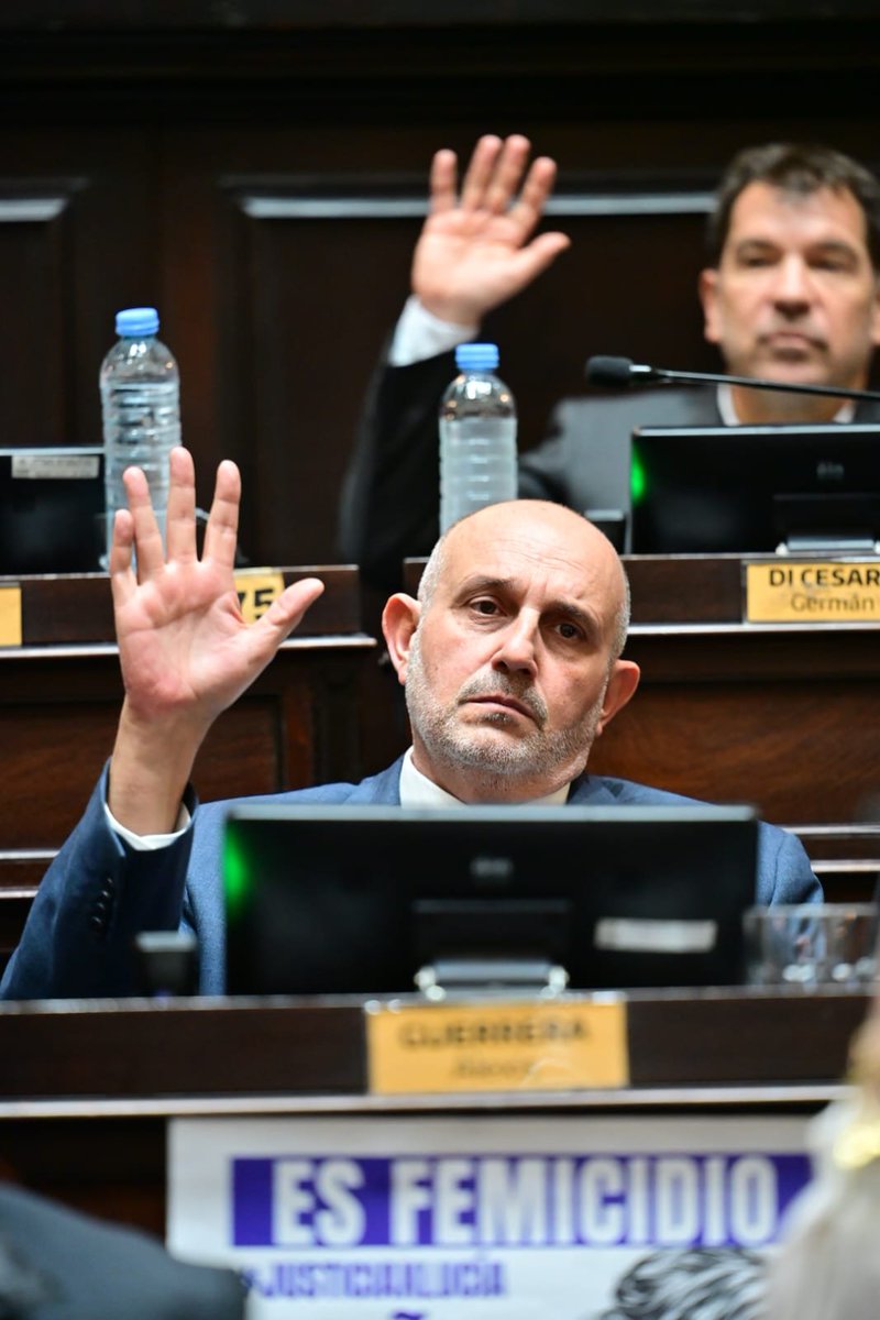 AlexisGuerrera's tweet photo. 🏛 | En una nueva sesión ordinaria de la @HCDiputadosBA, cuatro fueron los proyectos que pasaron al @Senado_BA y tienen como objetivo ayudar a los casi dos millones de bonaerenses que están endeudados.

Uno de ellos hace foco en la protección integral de sus intereses económicos; otro establece la prohibición del hostigamiento en los reclamos extrajudiciales; el tercero establece condiciones razonables y sostenibles de cumplimiento de la deuda; y el cuarto crea, dentro de la ley de Defensa al Consumidor, un proceso judicial específico para tratar esta problemática.