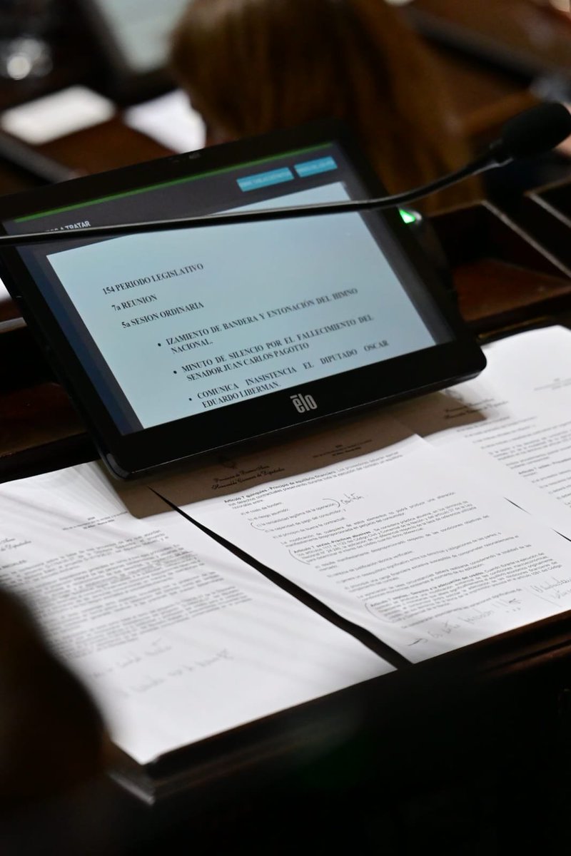 AlexisGuerrera's tweet photo. 🏛 | En una nueva sesión ordinaria de la @HCDiputadosBA, cuatro fueron los proyectos que pasaron al @Senado_BA y tienen como objetivo ayudar a los casi dos millones de bonaerenses que están endeudados.

Uno de ellos hace foco en la protección integral de sus intereses económicos; otro establece la prohibición del hostigamiento en los reclamos extrajudiciales; el tercero establece condiciones razonables y sostenibles de cumplimiento de la deuda; y el cuarto crea, dentro de la ley de Defensa al Consumidor, un proceso judicial específico para tratar esta problemática.
