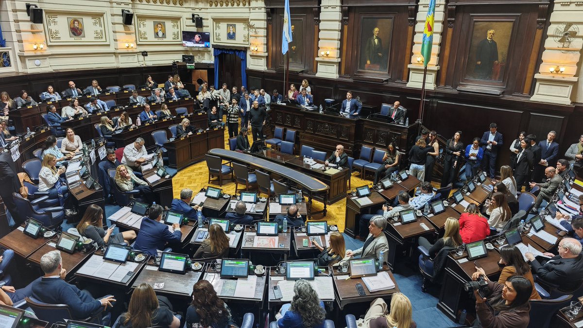 AlexisGuerrera's tweet photo. 🏛 | En una nueva sesión ordinaria de la @HCDiputadosBA, cuatro fueron los proyectos que pasaron al @Senado_BA y tienen como objetivo ayudar a los casi dos millones de bonaerenses que están endeudados.

Uno de ellos hace foco en la protección integral de sus intereses económicos; otro establece la prohibición del hostigamiento en los reclamos extrajudiciales; el tercero establece condiciones razonables y sostenibles de cumplimiento de la deuda; y el cuarto crea, dentro de la ley de Defensa al Consumidor, un proceso judicial específico para tratar esta problemática.