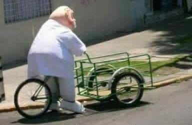 curucujuru's tweet photo. @Javierito321 El paramédico atrás porque no cabe en la ambulancia... https://t.co/kMcsvwmLn5