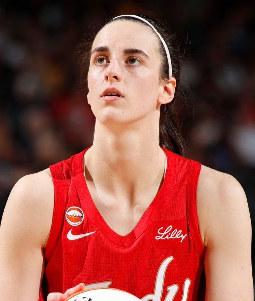 TheHoopCentral's tweet photo. CAITLIN CLARK TONIGHT:

27 POINTS
15 ASSISTS 
7 REBOUNDS 
9/18 FGM
5/11 3PM
4/4 FTM
+15 +/-
33 MINUTES 
6 FOULS https://t.co/VzigtyMIAI