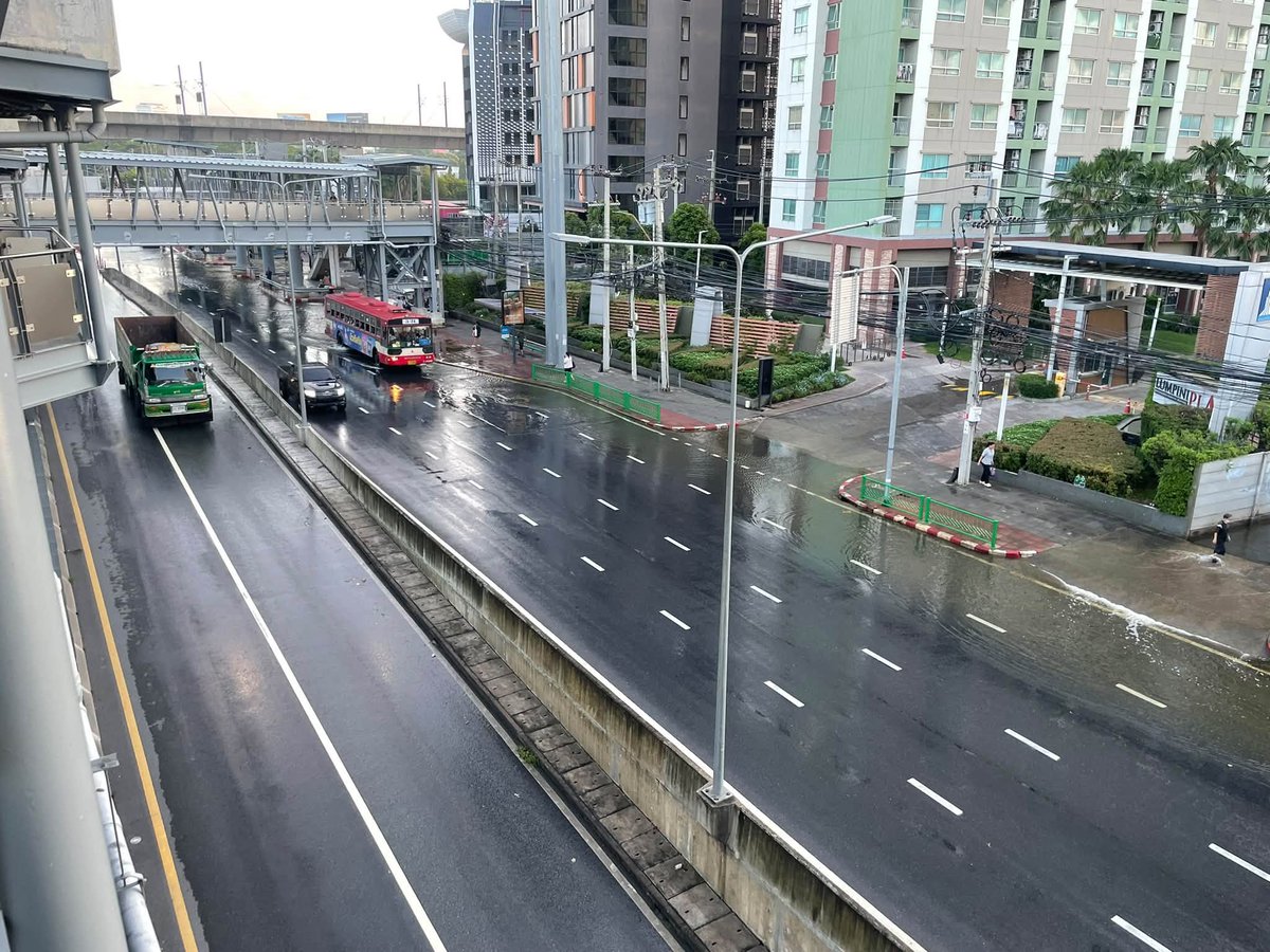 fm91trafficpro's tweet photo. 07.42 น. ถนนศรีนครินทร์ ขาออก ข้ามทางรถไฟหัวหมากไป น้ำแห้งหมดแล้ว ส่วนฝั่งขาเข้า ข้ามทางรถไฟหัวหมาก ไปทางลำสาลี ยังมีน้ำท่วมขังสูง รถเล็กยังไม่ควรเสี่ยงเข้าไป #น้ำท่วม69 #ข่าวสวพ91 #ข่าวจราจรสวพ91

ขอบคุณข้อมูลจาก Naruemit Suvarnapunya https://t.co/hbfnIYjoHv