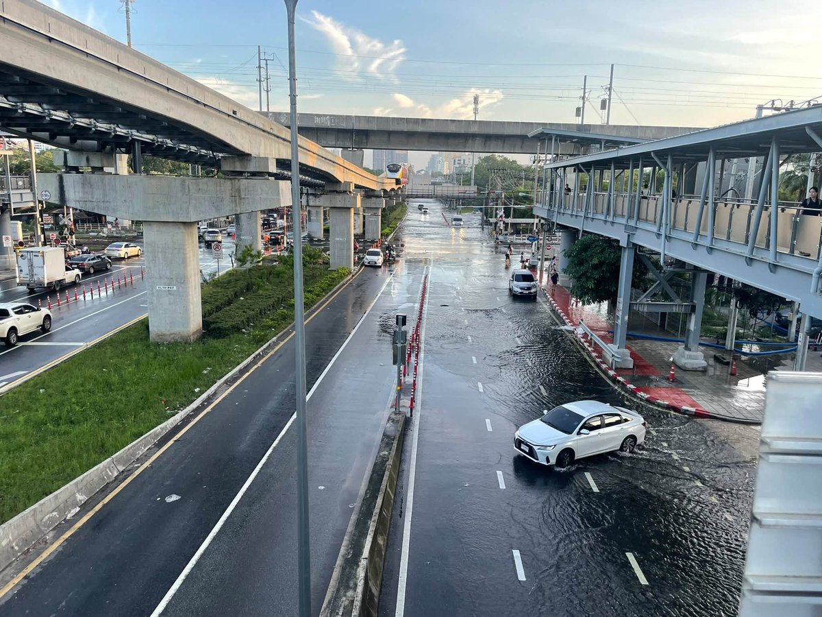 fm91trafficpro's tweet photo. 07.42 น. ถนนศรีนครินทร์ ขาออก ข้ามทางรถไฟหัวหมากไป น้ำแห้งหมดแล้ว ส่วนฝั่งขาเข้า ข้ามทางรถไฟหัวหมาก ไปทางลำสาลี ยังมีน้ำท่วมขังสูง รถเล็กยังไม่ควรเสี่ยงเข้าไป #น้ำท่วม69 #ข่าวสวพ91 #ข่าวจราจรสวพ91

ขอบคุณข้อมูลจาก Naruemit Suvarnapunya https://t.co/hbfnIYjoHv