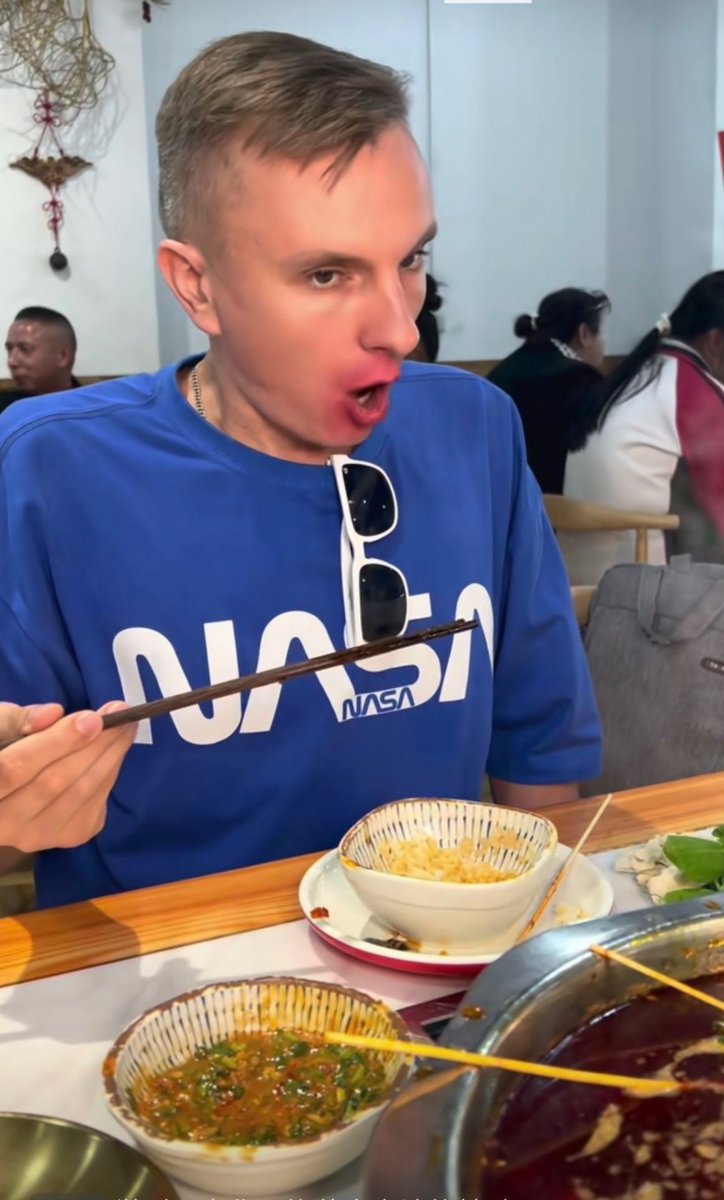 grid_norma__2d4's tweet photo. I’m here to try the new spicy hot pot—my face is already red, I’ll swallow a lot, and this sight is so funny. https://t.co/PTRPrwsf9b