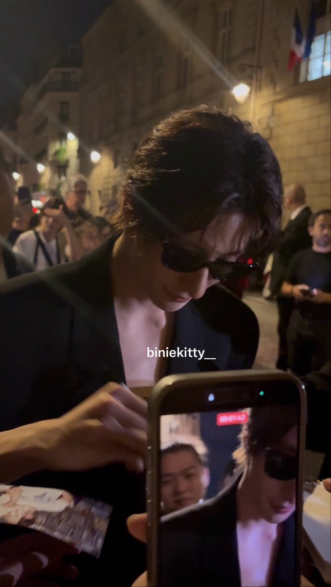 biniekitty__'s tweet photo. I can’t believe that I’ve seen this damn nose this close 

#ANTONxSaintLaurentSS27 
#ANTONxSaintLaurent #생로랑앤톤 #파리앤톤 
#ANTON #앤톤 @YSL https://t.co/G6g6XBnPZl