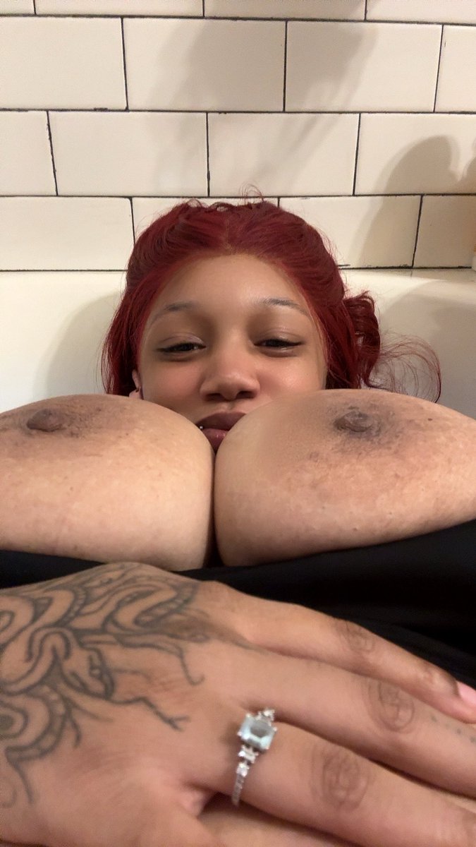 Nons3nsicalBrat's tweet photo. It’s #tittytuesday🥹💖 
#busty #bustymilf #bigtitties #bustynaturals #redhead #amateur #softtits #chubby #tummy #belly #fetish #bellybutton https://t.co/uanLdlc82l