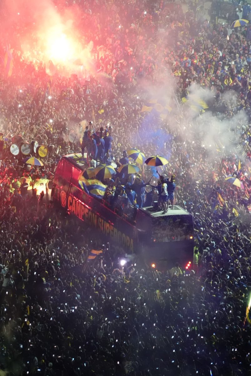 Rosariociudadok's tweet photo. Impresionantes festejos del Canalla en el Monumento https://t.co/yEWKgT4cfY