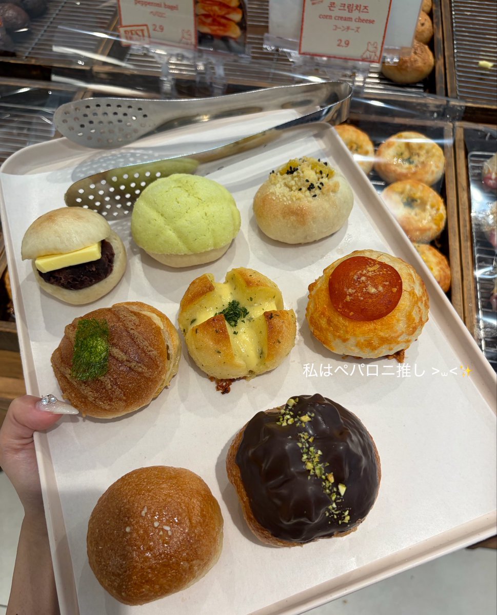 Ujuuuuuch's tweet photo. ソウルの森にあるベーグル屋さん🥯🤍pr 

一口サイズだから食べ比べにも良いし、袋も箱もかわいくて空港バス乗り場も目の前だからお土産にも良さそう❕✨

IUなどの芸能人もたくさん訪れてる人気店らしくてサインもいっぱいあった~！

#一口ベーグル #ソウルの森 #ソウルの森カフェ #聖水洞カフェ https://t.co/2IbjBTIPAB