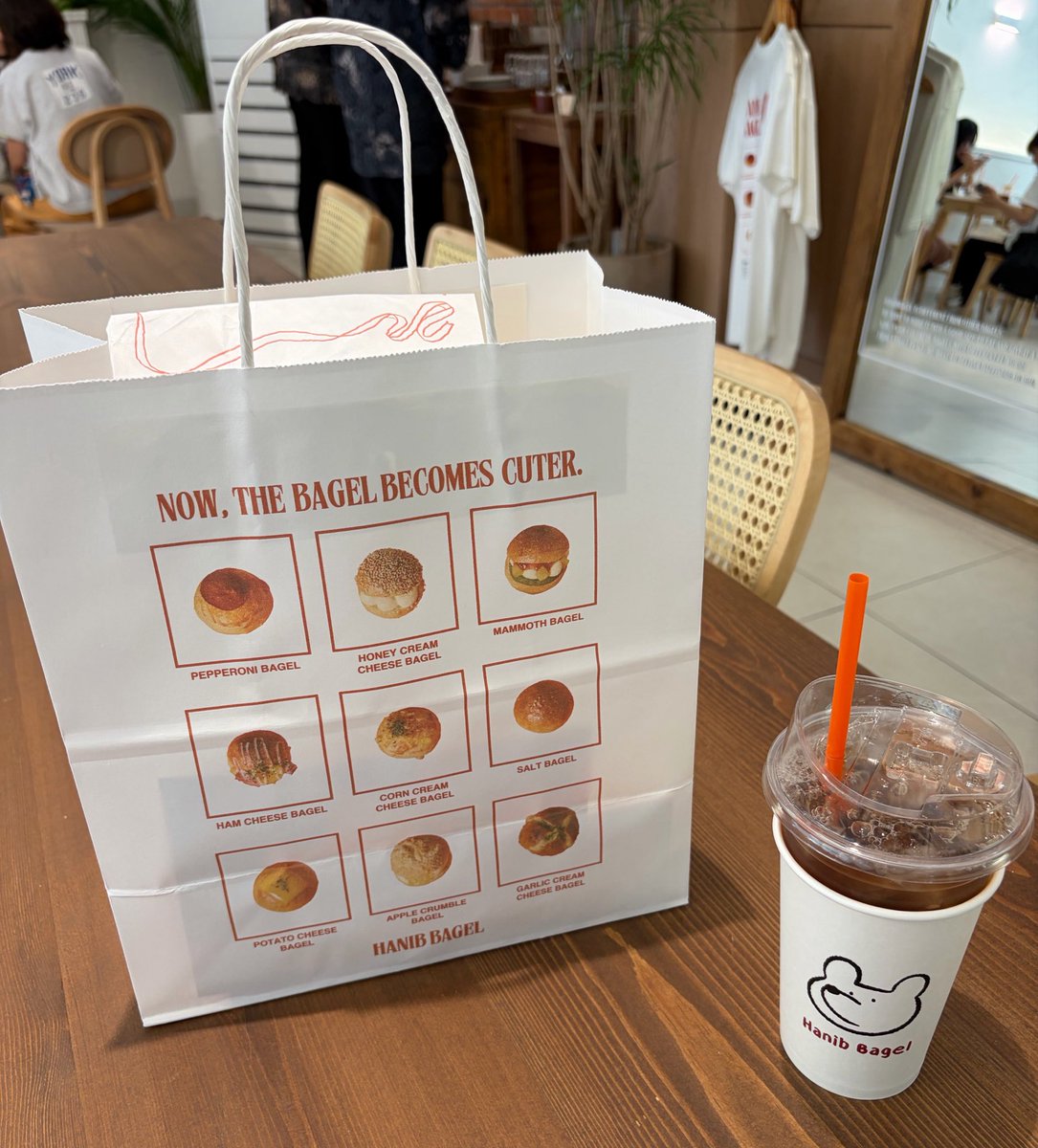 Ujuuuuuch's tweet photo. ソウルの森にあるベーグル屋さん🥯🤍pr 

一口サイズだから食べ比べにも良いし、袋も箱もかわいくて空港バス乗り場も目の前だからお土産にも良さそう❕✨

IUなどの芸能人もたくさん訪れてる人気店らしくてサインもいっぱいあった~！

#一口ベーグル #ソウルの森 #ソウルの森カフェ #聖水洞カフェ https://t.co/2IbjBTIPAB