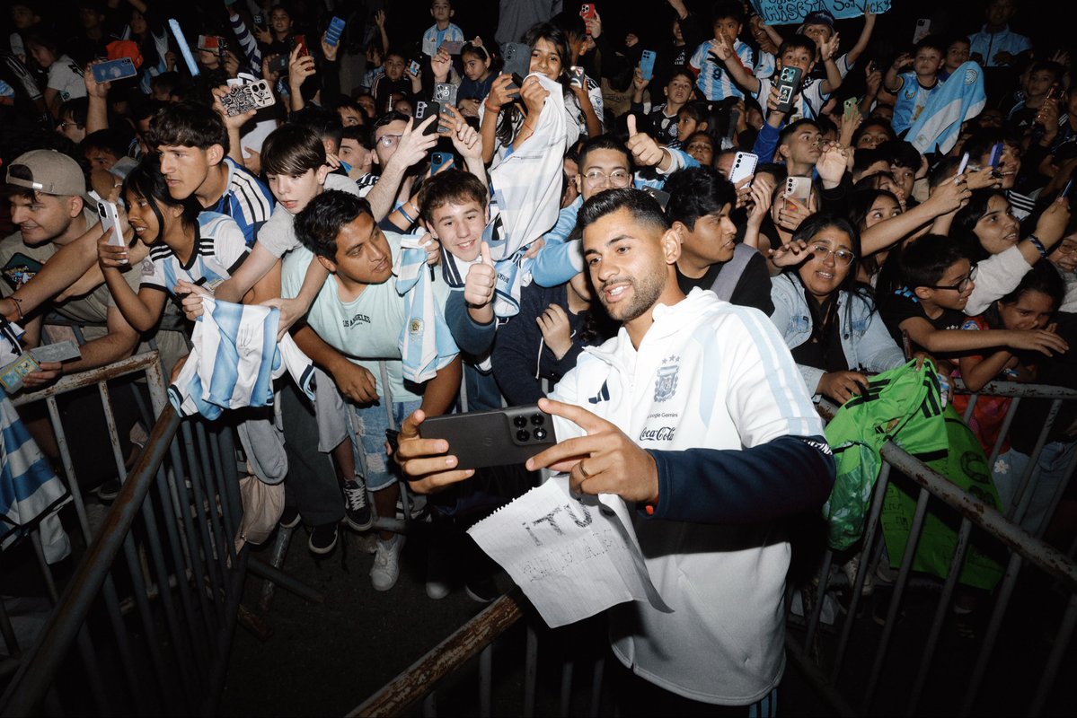 Argentina's tweet photo. #SelecciónMayor ¡Gracias Córdoba por tanto amor! 😍 https://t.co/Ez4pwqoUVm