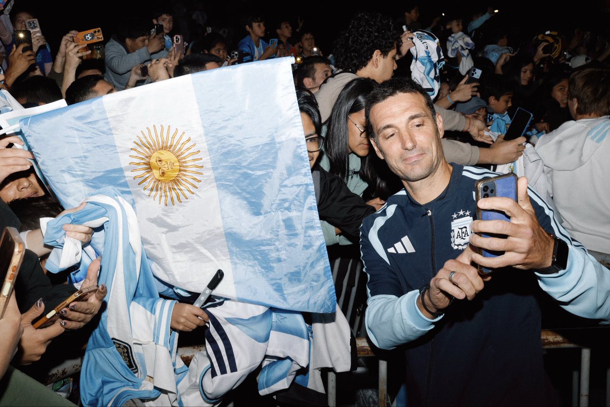 Argentina's tweet photo. #SelecciónMayor ¡Gracias Córdoba por tanto amor! 😍 https://t.co/Ez4pwqoUVm