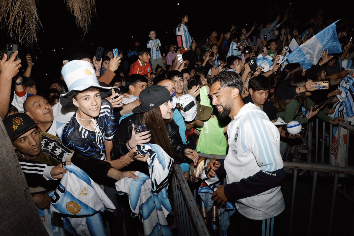 Argentina's tweet photo. #SelecciónMayor ¡Gracias Córdoba por tanto amor! 😍 https://t.co/Ez4pwqoUVm