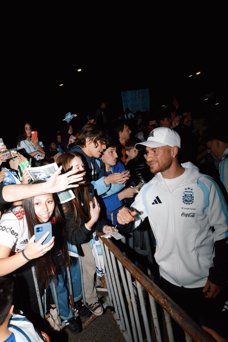 Argentina's tweet photo. #SelecciónMayor ¡Gracias Córdoba por tanto amor! 😍 https://t.co/Ez4pwqoUVm
