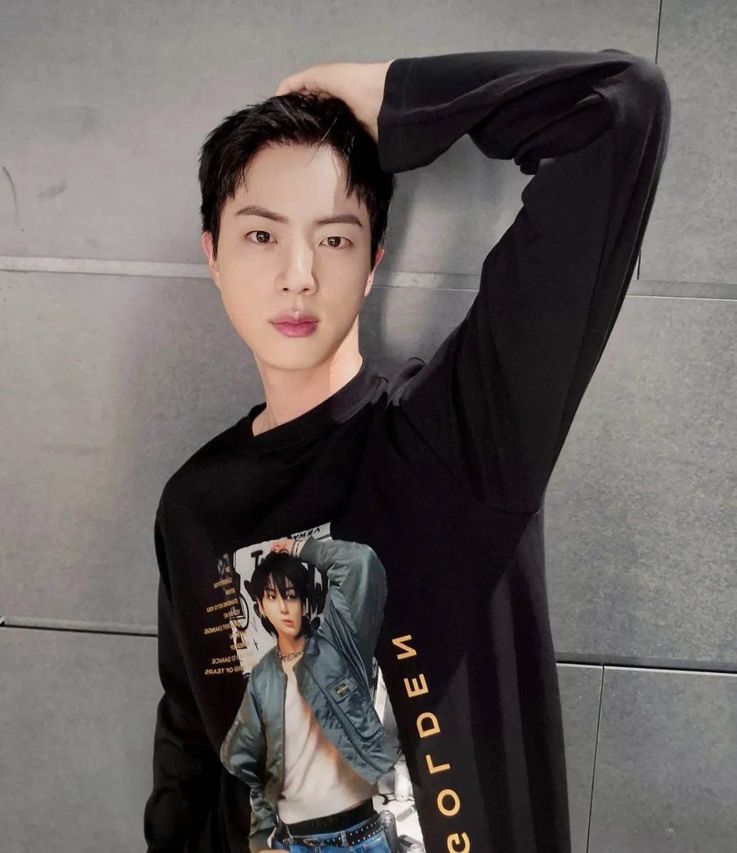 thvv4nte's tweet photo. Don’t let his ass on Twitter 😭 he’ll get dragged for being a jk solo https://t.co/6I4NzYj2lD