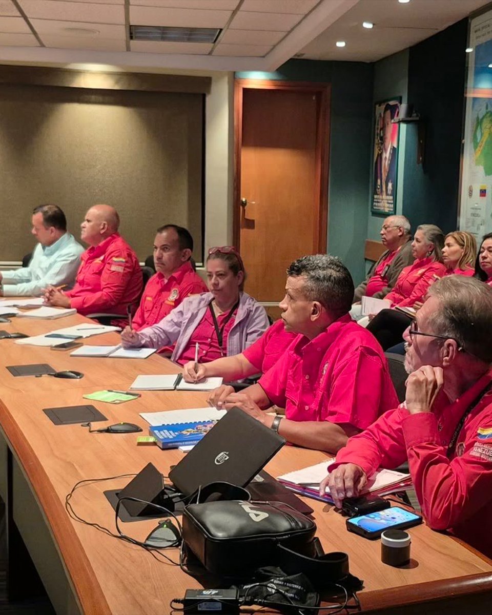 secodena_ve's tweet photo. Con el propósito de fortalecer el talento humano frente a los retos tecnológicos actuales, el MG Jesús Villamizar Gómez, secretario general de SECODENA sostuvo un encuentro estratégico con el personal de analistas y jefes de división. https://t.co/zL8yf5LjPx