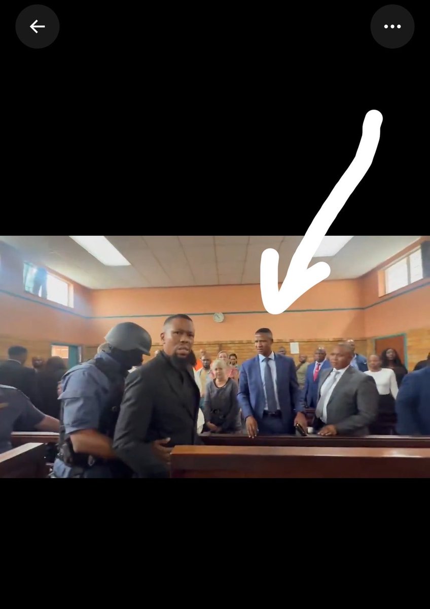 GlobalSouthNew's tweet photo. So the man who was threatening someone inside the court whom we don't know whether it's a state witness or a victim is now circulating. We need to know who was he threatening and why he can do that in front of the police inside the court and nothing happened to him.

 This very same person seen also attending court case of Shotheni Matiphandile who is accused of murder of witness D.
There is a connection which is now starting to be more visible that these people are together; this guy is a supporter of Shotheni who murdered witness D now he is in the court to support disgraced former lieutenant general Sibiya. 

Shotheni was working for Cat Matlala and they tried to avoid to have a direct link between these too but used their conduit who was Sgt Fanie Nkosi now we can see the dots visibly connecting and they cant hide it anymore. PKTT must take in this guy and they download his devices they will find direct link to Sibiya.