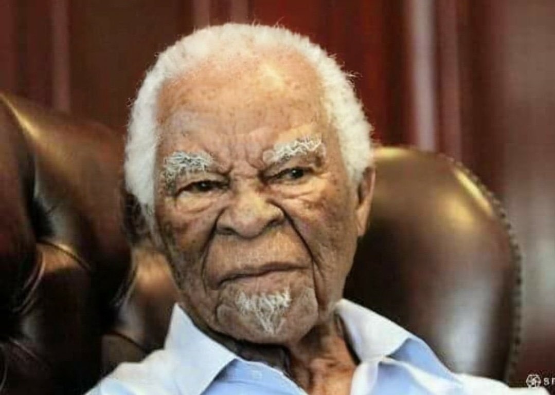 gunlimela's tweet photo. @NolwaziNkomo5 Yoo!! The dumbest president in history is twin-headed ZUMA, talk about VBS, GUPTA'S, RAPE, NKANDLA GATE SCANDAL, CORRUPTION, you name them. think of HIV  Kwezi ,may her soul rest in peace. Cyril is by far the best, busy mopping Zuma's dirty messs. we are here cos of him https://t.co/v41TVzIUAE