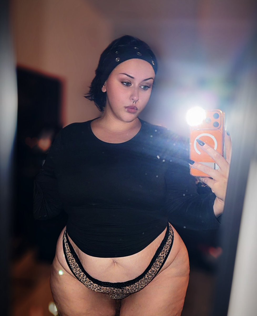 OceannaLeigh's tweet photo. Have some chunky girl cheeks… as a treat https://t.co/7bzna0T9Uu