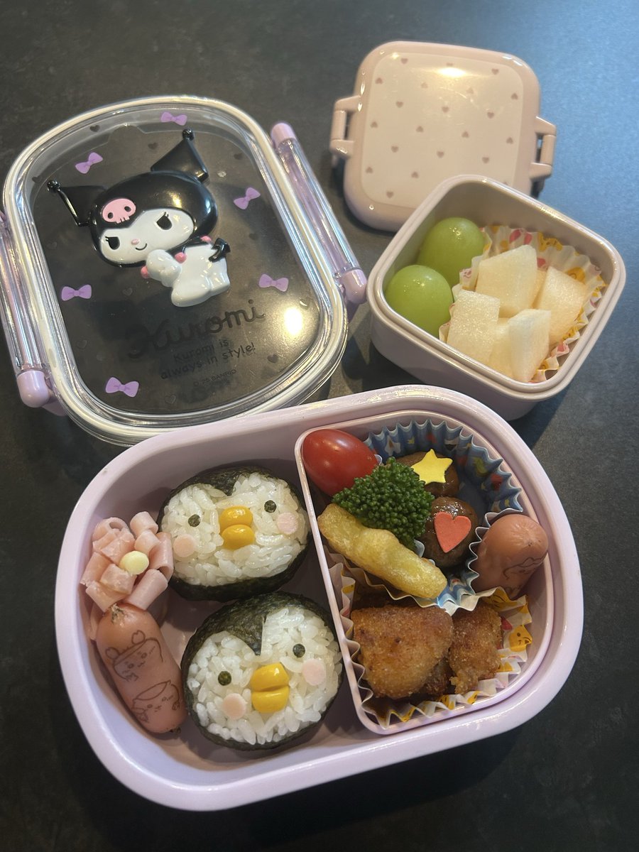 ayachan__14's tweet photo. GADOROさん関係のことを書いたり
見たりしたいからアカウント作ったけど‥
お弁当の写真を🤣www

娘の月1回のお弁当の日。
今回は簡単そうと言う理由でペンギン🐧

それと過去のお弁当の写真たち‥
毎回おかずのリクエストが同じなので
毎月同じお弁当🤣笑笑 https://t.co/3vVdCOv15H