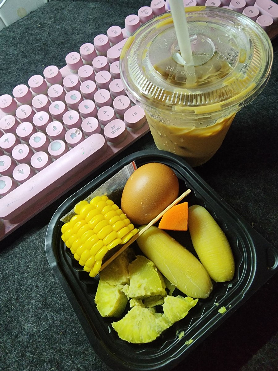 Chanduide's tweet photo. Thứ tư hay cuối tháng cũng phải nạp năng lượng cái đã ☀️🥚🌽

Ăn sáng cho no, làm ly cà phê rồi bắt đầu ngày mới.
Bụng no thì tinh thần cũng có vẻ… yêu đời hơn hẳn 😂

Chúc mọi người buổi sáng ngon miệng, làm việc vui vẻ nha ❤️ https://t.co/qdc5G2BZ60