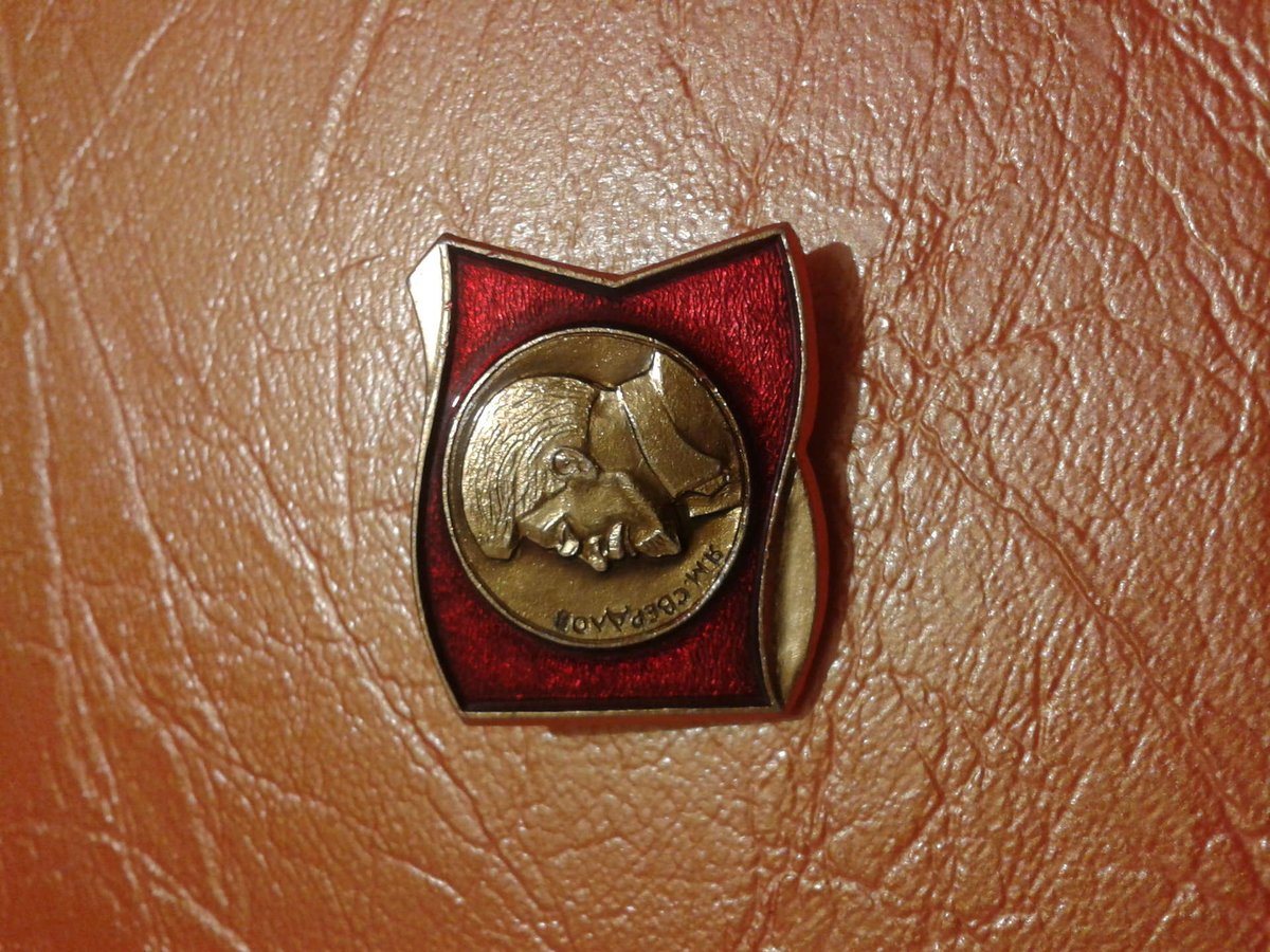 hamzah69252836's tweet photo. Check out the cool brown badge with the shiny emblem on my bag! It’s my new favorite accessory! https://t.co/DVrih4k650