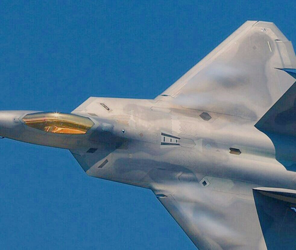 IraniMamoka's tweet photo. سومین و اخرین اسکادران F22  که برسد تمام است

در جنگ چهل روزه :

در مورد F-22ها:

پیش از شروع جنگ، ۱۲ فروند F-22 از RAF Lakenheath به سمت اسرائیل حرکت کردند
.
از این ۱۲ فروند، ۱۱ فروند واقعاً در پایگاه عُوْدا در جنوب اسرائیل مستقر شدند؛ 
یک فروند به‌دلیل مشکل فنی برگشت. 

روز بعد، آمریکا ۶ فروند F-22 دیگر را از آمریکا به سمت منطقه فرستاد. 

بنابراین اگر منظور کل F-22هایی است که در جریان آماده‌سازی برای جنگ به منطقه اعزام شدند،

 اعداد گزارش‌شده به ۱۸ فروند می‌رسد؛ اما تعداد مستقرشده در نخستین موج در اسرائیل ۱۱ فروند بود.