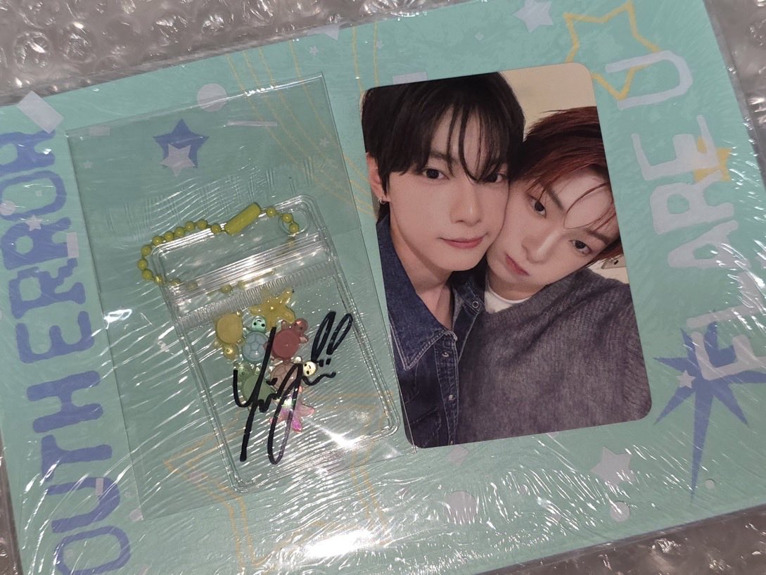 page_liyu's tweet photo. the difference in the amount of lucky turtle charms liyu and woojin stuffed into the keychain 😭😭

🐰aesthetic meaningful mix
🦊as much as the pouch can hold https://t.co/timu7Q4hJJ