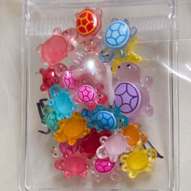 page_liyu's tweet photo. the difference in the amount of lucky turtle charms liyu and woojin stuffed into the keychain 😭😭

🐰aesthetic meaningful mix
🦊as much as the pouch can hold https://t.co/timu7Q4hJJ