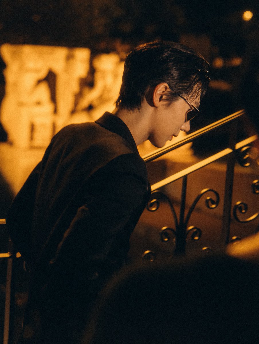 peaceoften_'s tweet photo. parisphotographer_xi #텐 📸
YSL at Paris Fashion Week Spring/Summer 2027 for tenlee_1001 

@ysl @TEN_offcl 

#Saintlaurentxten 
#TENforYSLPFW27 https://t.co/9GB44pR9ho