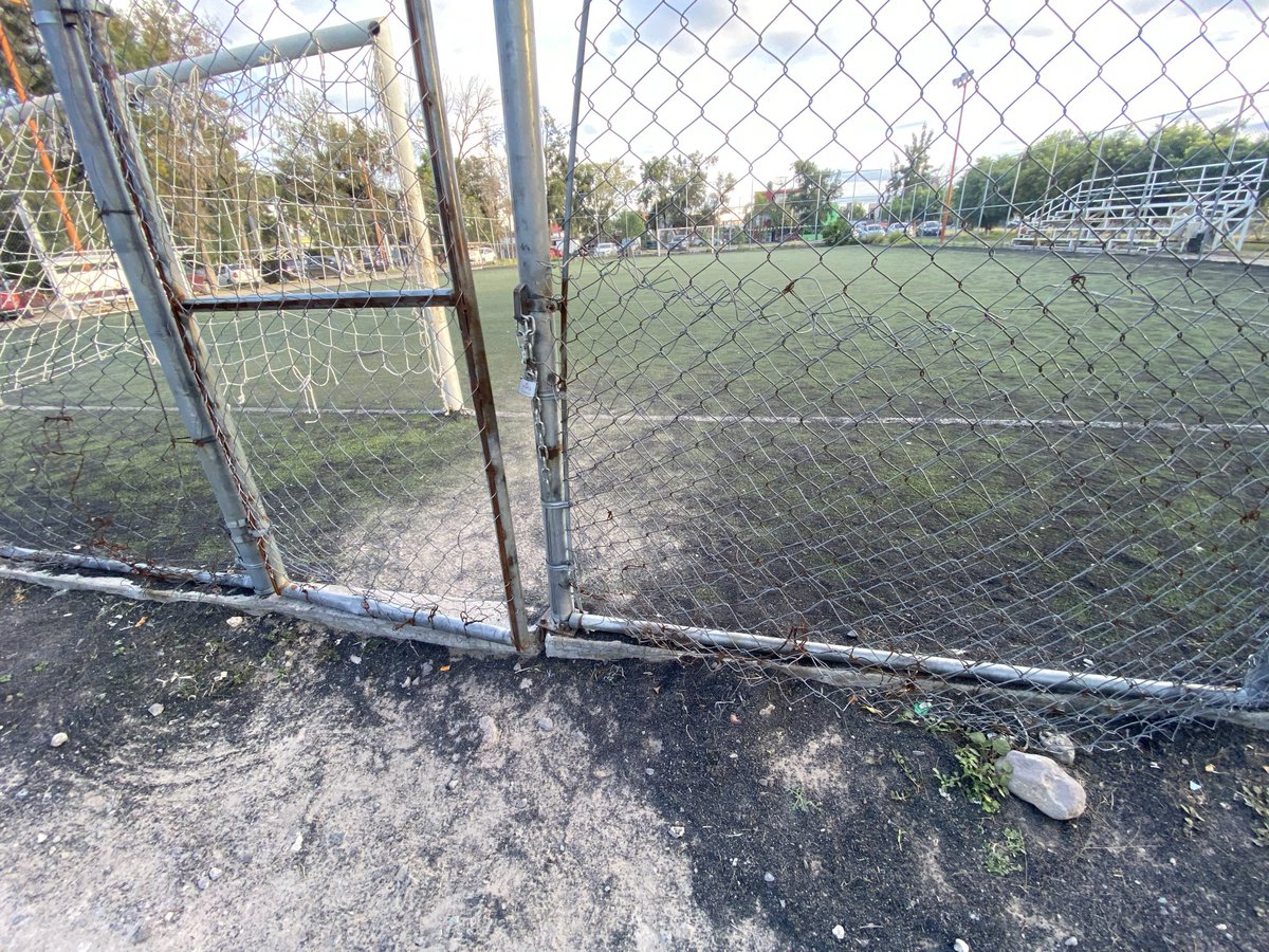 _omarzetina's tweet photo. En #CelayaEsLaEsperanza prefieren pintar los espacios deportivos con los colores del oficialismo antes que rehabilitarlos. ¿Prioridades o ya se respira el ambiente electoral?
@alexramblasr @CarlosLoret @municipiocelaya https://t.co/BAgKmCWJ1h