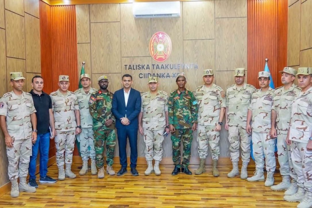 SOSDISPATCHH's tweet photo. 🚨#BREAKING Egyptian military officers have arrived at Ceelcade, on the outskirts of Mogadishu, where the former Cisileey airfield is located in Somalia’s Middle Shabelle region. 🇪🇬🇸🇴

The Somali National Army deployed a unit to the area on Sunday. The site is reportedly being prepared for a military base to train SNA forces and potentially serve as the main operating base for Egyptian troops expected to arrive in Somalia in the upcoming weeks .

I held this report until I could independently confirm the Egyptian military presence.

#Somalia #Egypt #SNA #Mogadishu #Cairo #Military #Defense #HornOfAfrica