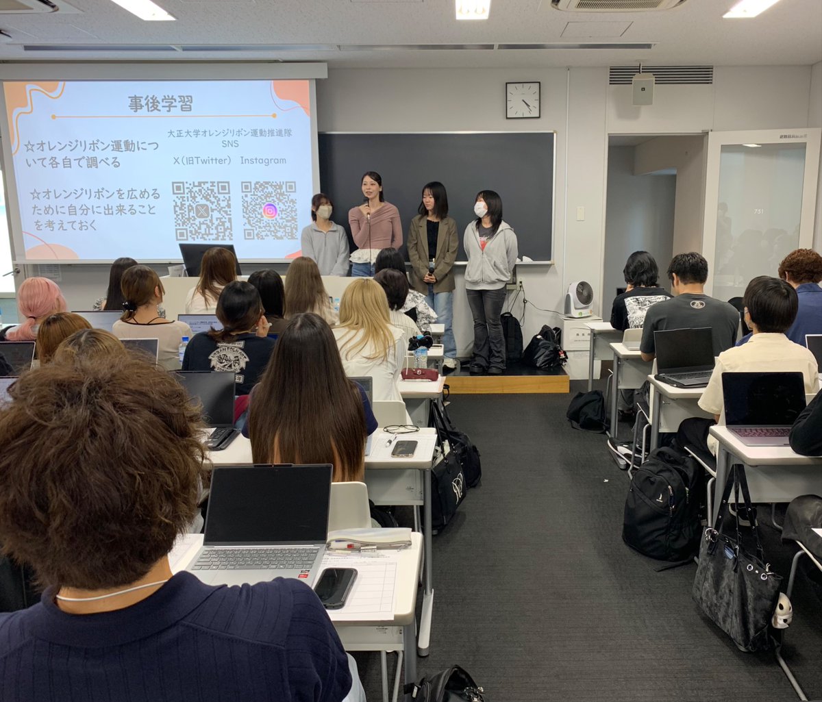 Orange_Taisho's tweet photo. こんにちは！＃オレンジリボン運動推進隊です！

先日、＃大正大学社会福祉学科の１年生を対象に、３年生が講義を行いました。

講義では、児童虐待やオレンジリボン運動について紹介するとともに、これまでの＃オレンジリボン運動推進隊の活動について伝えました。

これまで先輩たちが大切にしてきた活動を後輩たちへつなぐことができ、とても嬉しく思います。

1年生の皆さんが、これからどのような活動を展開していくのか、今からとても楽しみです！

また、講義の中では、先輩たちが作成した＃オレンジリボン運動推進隊オリジナル絵本『いちはやく』の朗読も行いました。
『いちはやく』は、児童虐待の相談先である「189」をテーマにした絵本です。

こちらの絵本は、大正大学のHPや豊島区区民ひろばの公式YouTubeチャンネルでも公開されていますので、ぜひご覧ください。
YouTubeチャンネル「豊島区区民ひろば」：絵本『いちはやく』｜困ったとき、きっと誰かがそばにいる（大正大学オレンジリボン推進隊）
 
＃大正大学
＃大学生
＃学生によるオレンジリボン運動
＃オレンジリボン
＃児童虐待