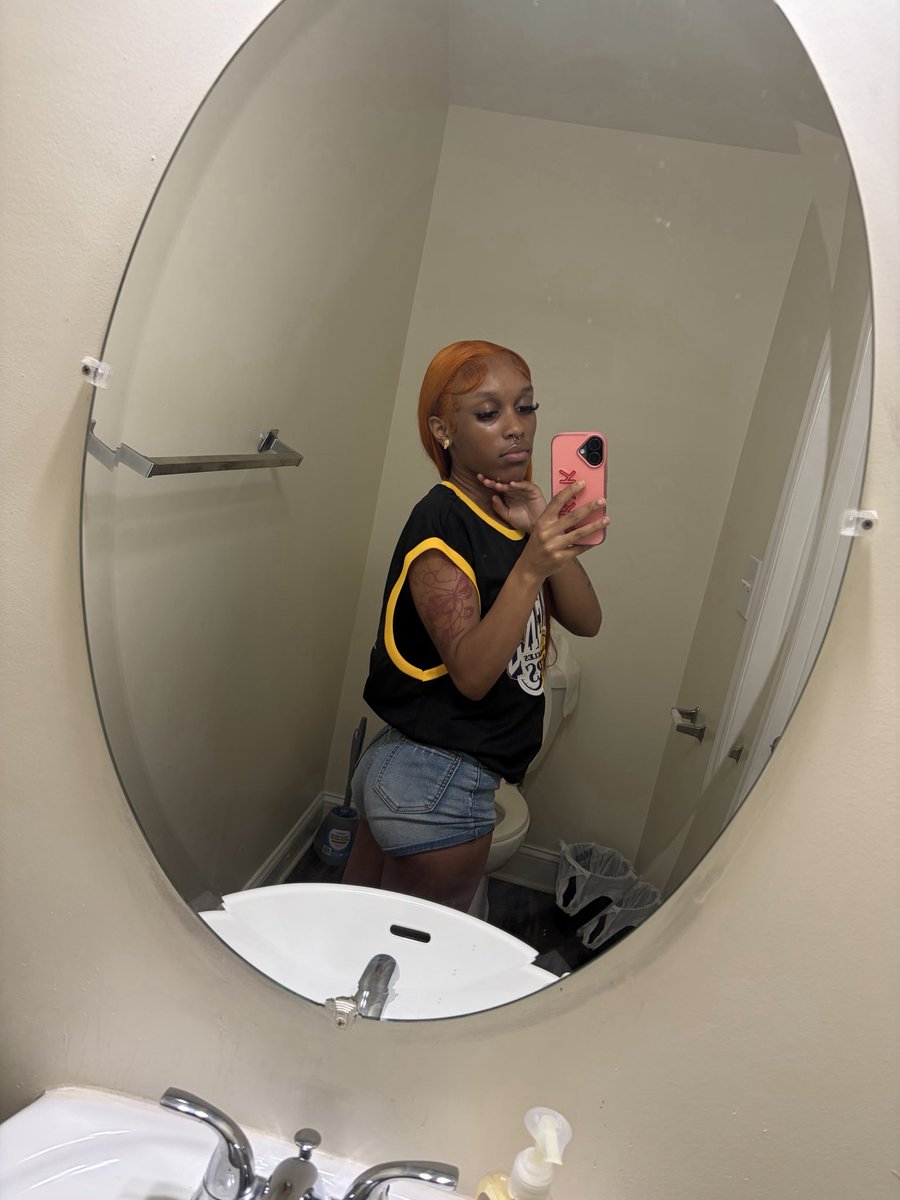 heavennmonaee's tweet photo. i rlly woke up one day n was thick asl 😂 https://t.co/pgNaKZsDX6