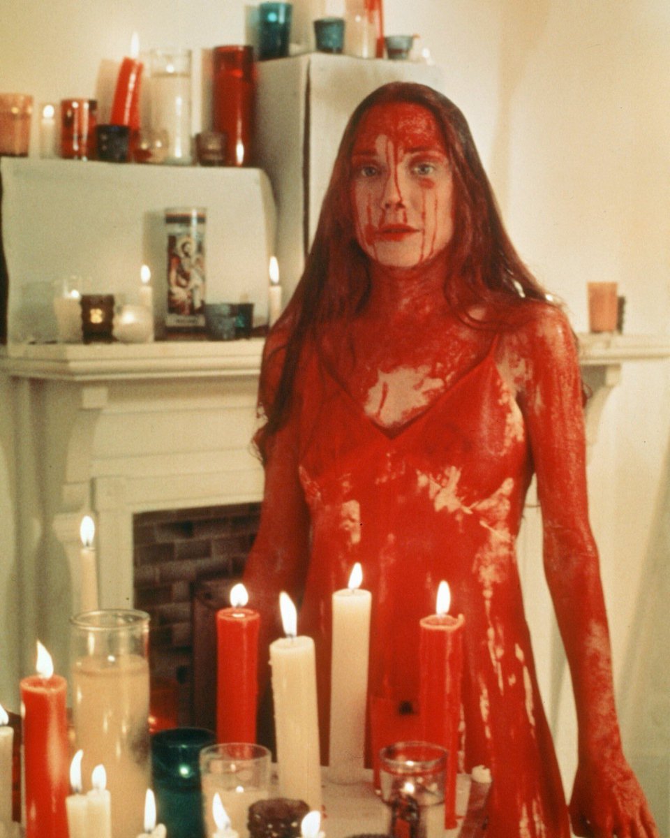 S1LNTHLL's tweet photo. sissy spacek behind the scenes of “carrie” (1976) https://t.co/HOKmVNArhI