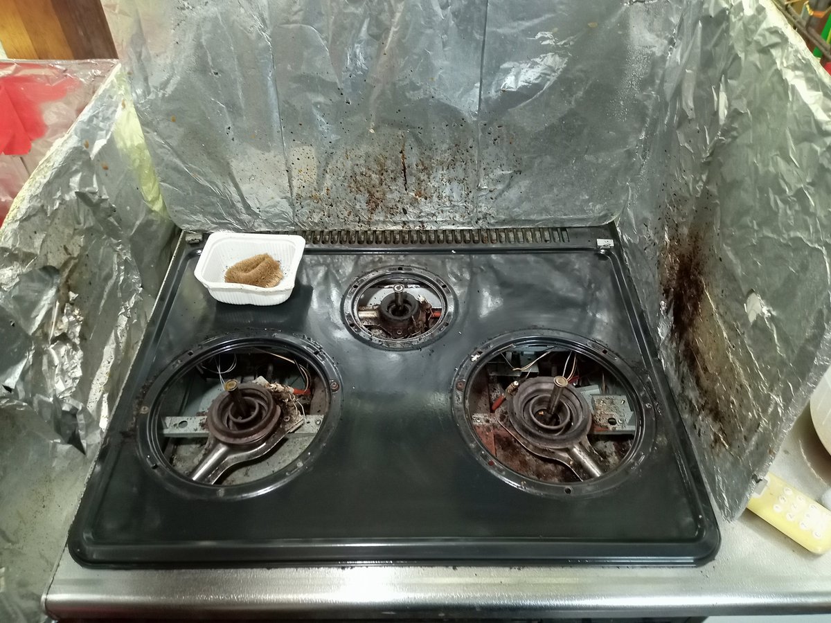 excitingpepee's tweet photo. 朝8時、食後のコーヒーを淹れようとして、ガスレンジ廻りの汚れが気になって我慢できなくなり、レンジパネルのアルミホイル張り替えから始まって先ほど9時40分清掃終了♪

(´∇｀) コーヒーが美味しい♪ https://t.co/V1fBqandUs