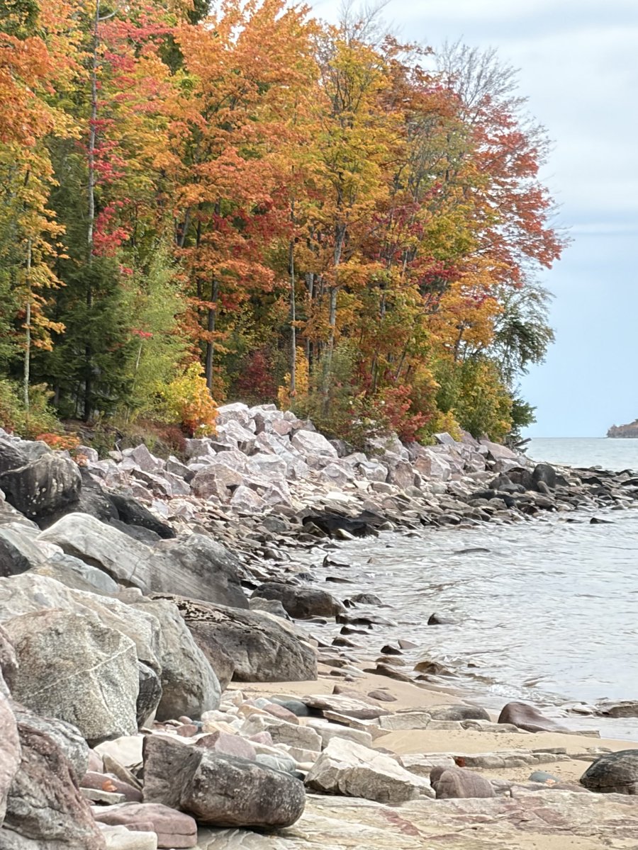 yooperchzhed's tweet photo. Fall in the U.P.  Colors are right about peak. @JenCarfagno @TWCAlexWallace @AMHQ https://t.co/fgaKwIjJRq