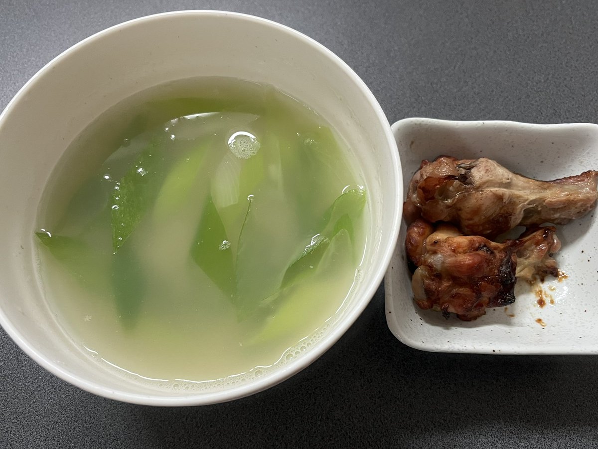 ochima_chan's tweet photo. 朝ごはん。
例の缶のすっぽんスープで作ったネギ入りの麦ごはんおじや、昨日の手羽元の塩ガーリックの残り。
毎日雨だー😭 https://t.co/tX8taeCm8Y