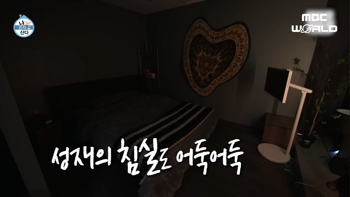 fleurislove_'s tweet photo. Not Sungjae regretting his all-black house HAHAHA 😅😅.

In his interview with LUXURY, he shared that he’s actually been reconsidering his dark, achromatic home interior. He originally chose to make the entire house dark because.. + https://t.co/KviV2IIX2x