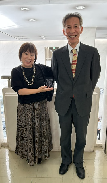 s_junko_jrt's tweet photo. あれから30数年の時を経て宗我部英久さん、アナウンサー生活最後の日を迎えました。朝から懐かしい話やハワイの話に花を咲かせています😊

そんな９月最後の一日も #となりのラジオ はいつも通りお送りします📻
メッセージテーマは「おなじみさん」音楽のテーマは「赤・紅」 tonari@jrt.jpまで✉ https://t.co/s2DrMZR99a