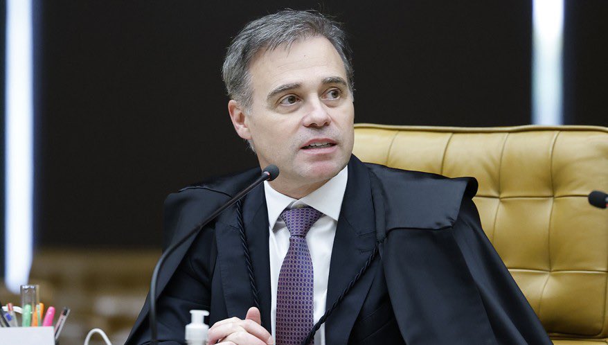 ojornaleirobr's tweet photo. Agora é o próprio X que contesta a decisão de André Mendonça.

A plataforma afirmou ao TSE que a campanha de Flávio Bolsonaro apresentou 1.022 links, mas a decisão não especificou quais deles seriam efetivamente ilícitos. O X sustenta que não cabe à empresa fazer essa triagem: Flávio deveria apontar os conteúdos que considera infratores e o ministro analisar cada caso individualmente.

E há um ponto ainda mais grave: segundo a manifestação, a lista mistura reportagens jornalísticas, críticas políticas, opiniões, perguntas e publicações que apenas repercutiam a própria controvérsia.

O X agora cobra de Mendonça a individualização dos conteúdos. Não aceita receber mais de mil links e ser obrigado a decidir, no lugar do ministro, o que deve ou não ser censurado.