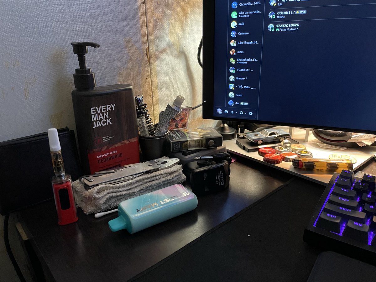 newdotmatrix's tweet photo. stoner older brotherthing area update 
a lot more cars including 3 new ones today
organization 
i need to put my mousepad through the washer i got acrylic paint on it
i need to touch up the walls with paint but ill have to really get a fire under my ass for that https://t.co/zvOx5NLEvq