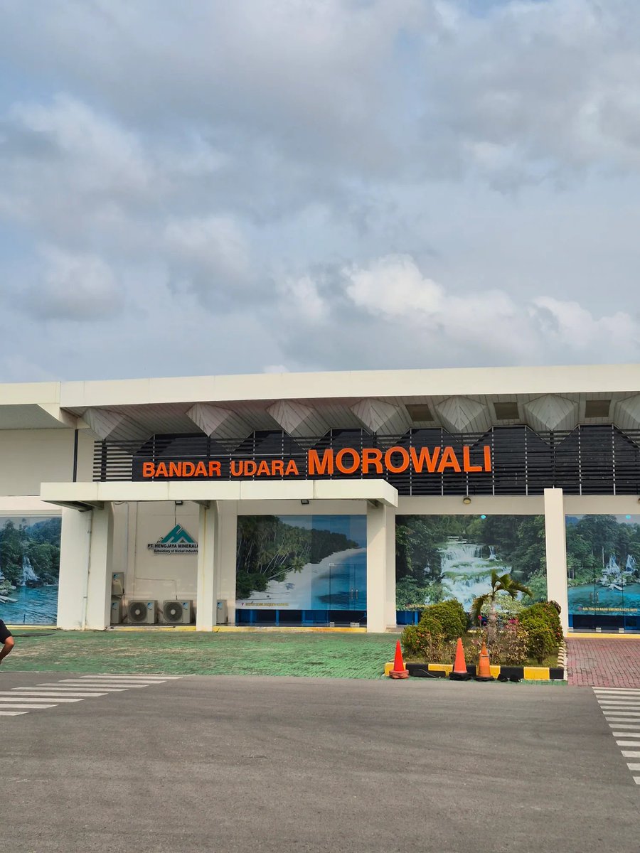 Smash1014314's tweet photo. Setelah pulang dari dinas di Morowali, gue makin sadar kalau Jawa is the real capital.

Morowali dikeruk sebegitunya buat kepentingan Jawa, bahkan gak cuma Jawa, tapi sampai negara lain.

And left nothing for their people.

Di daerah Bahodopi aja, harga kos semi permanen tanpa AC, bangunan triplek, bisa sampai sejuta bahkan lebih. Harga makanan mahal, infrastruktur gak ada, jalan berdebu parah.

Dari Morowali ke Poso lanjut ke Palu full jalur darat. Lupakan tol, ini full lewat Jalan Trans Sulawesi.

Sebenernya seru juga, tapi ada aja obstacle-nya. Ada buka-tutup jalan menuju Poso sekitar jam 12–14. Kalau datang pagi gak bisa lewat karena jalannya masih ditutup, yaudah akhirnya nunggu sampai jam 12.

Sepanjang perjalanan lewat bukit dan desa, suasananya masih asri. Tapi ada beberapa jalan yang belum diaspal dan masih dalam proses perbaikan.

Sempat mampir ke Danau Poso, ternyata airnya surut banget. Bahkan sampai ada pemadaman bergilir karena PLTA Poso Energy kekurangan air.

Miris banget rasanya. Pulau sekaya Sulawesi, tapi rakyatnya gak bisa menikmati hasil kekayaan alamnya. Malah yang didapat cuma kerusakannya.

Road trip emang seru, tapi kalau sambil kerja, capeknya bukan main. Biasanya masih bisa buka laptop kalau udah sampai hotel, ini mah udah tinggal geletak doang, buka tas aja gak sanggup.