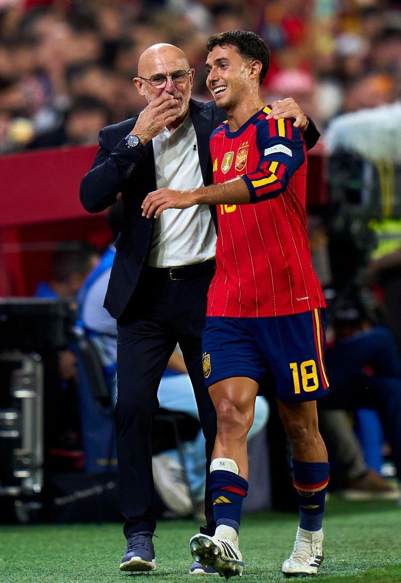 memoirelog's tweet photo. i trust both of you to start playing him more cuz all those smile and giggles are meanless unless you put him on the field https://t.co/wgyHotRt2y